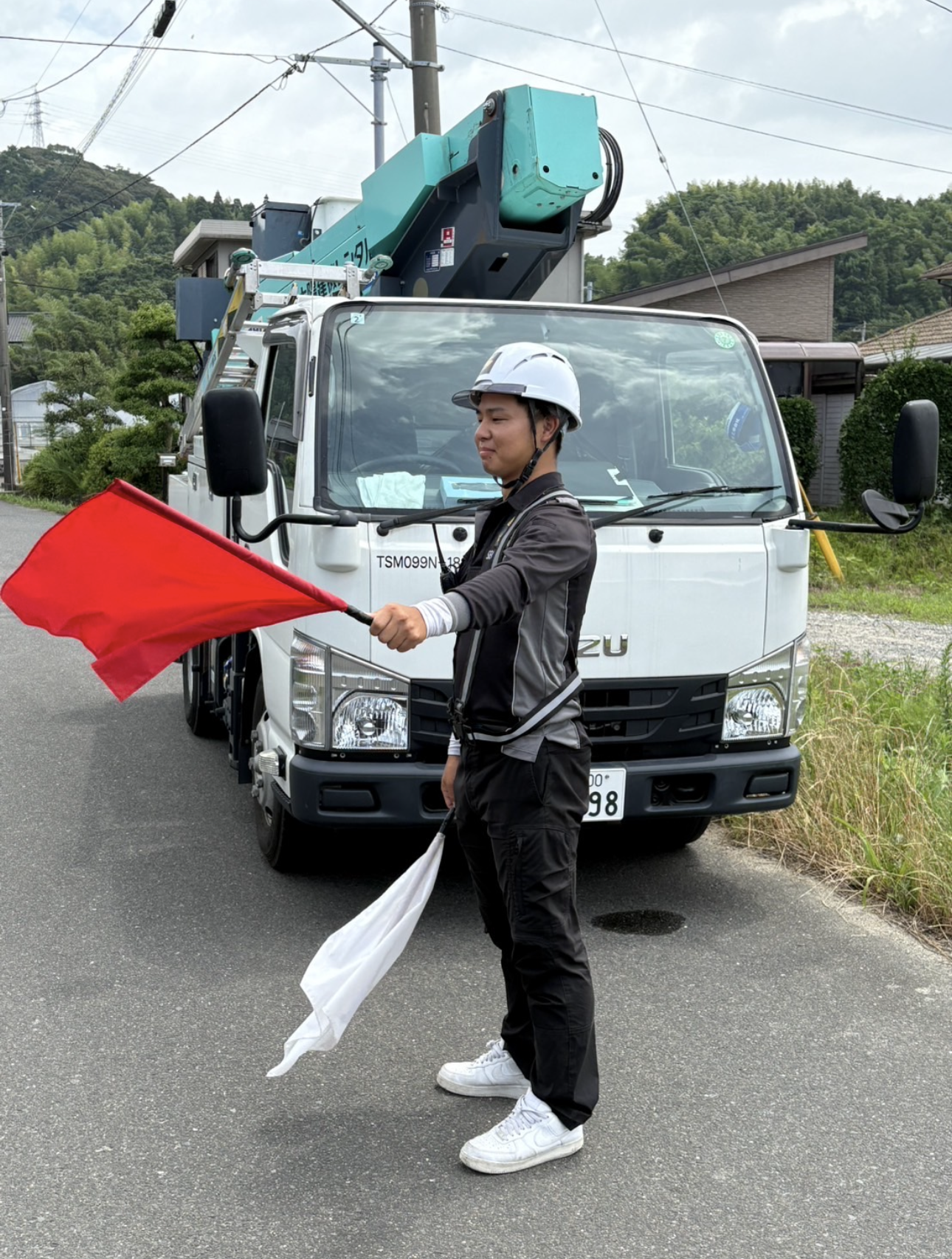 佐賀県内エリアにて工事場所付近の歩行者、車両を安全に誘導します。（移動型）